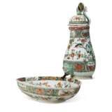 A CHINESE EXPORT PORCELAIN FAMILLE VERTE WALL CISTERN, COVER AND BASIN - фото 2