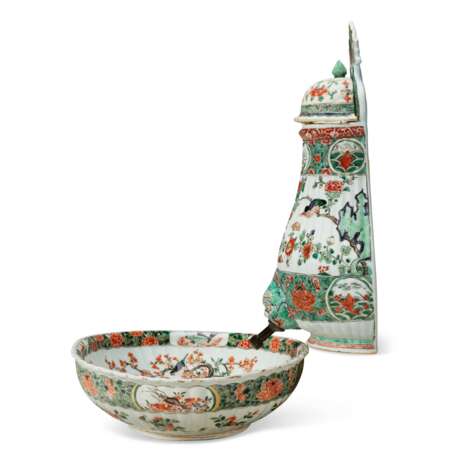 A CHINESE EXPORT PORCELAIN FAMILLE VERTE WALL CISTERN, COVER AND BASIN - Foto 3