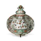 A CHINESE EXPORT PORCELAIN FAMILLE VERTE WALL CISTERN, COVER AND BASIN - Foto 4