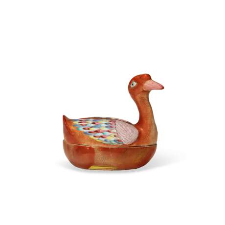 A SMALL CHINESE EXPORT PORCELAIN FAMILLE ROSE GOOSE SAUCE TUREEN AND ASSOCIATED COVER - photo 2