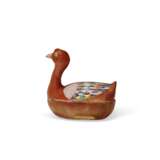A SMALL CHINESE EXPORT PORCELAIN FAMILLE ROSE GOOSE SAUCE TUREEN AND ASSOCIATED COVER - фото 4