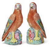 A PAIR OF CHINESE EXPORT PORCELAIN FAMILLE ROSE HAWKS - Foto 1