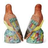 A PAIR OF CHINESE EXPORT PORCELAIN FAMILLE ROSE HAWKS - Foto 3