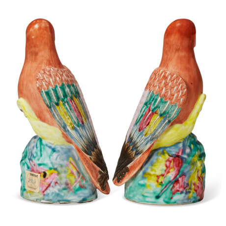 A PAIR OF CHINESE EXPORT PORCELAIN FAMILLE ROSE HAWKS - photo 3