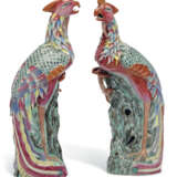 A PAIR OF CHINESE EXPORT PORCELAIN FAMILLE ROSE PHOENIXES - Foto 1