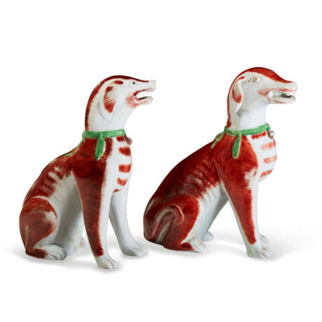 A PAIR OF CHINESE EXPORT PORCELAIN IRON-RED HOUNDS - Foto 3