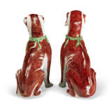 A PAIR OF CHINESE EXPORT PORCELAIN IRON-RED HOUNDS - Foto 4