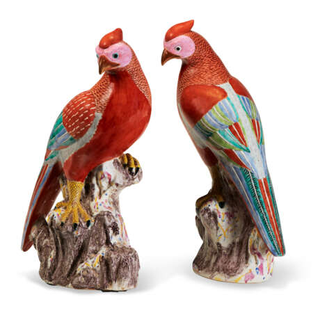 A PAIR OF CHINESE EXPORT PORCELAIN FAMILLE ROSE PHEASANTS - photo 2