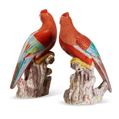 A PAIR OF CHINESE EXPORT PORCELAIN FAMILLE ROSE PHEASANTS - Foto 4