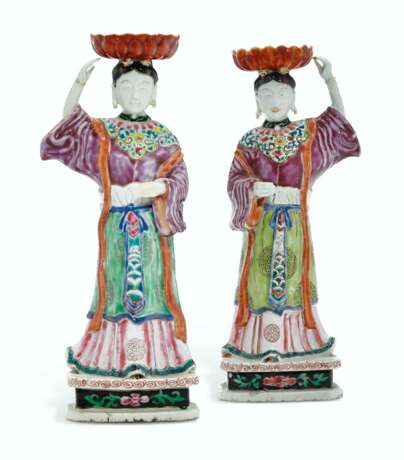 A PAIR OF CHINESE EXPORT PORCELAIN LADY CANDLEHOLDERS - Foto 2