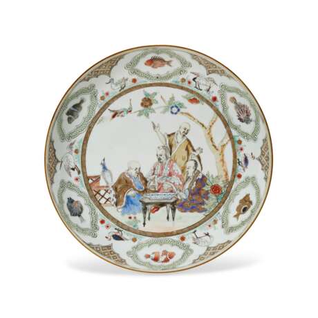 A CHINESE EXPORT PORCELAIN FAMILLE ROSE 'PRONK DOCTORS' SAUCER DISH - фото 1
