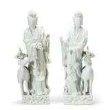 A PAIR OF LARGE CHINESE PORCELAIN BLANC-DE-CHINE MAIDENS - Foto 2