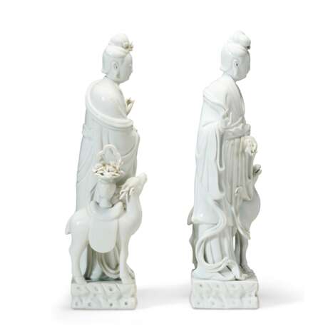 A PAIR OF LARGE CHINESE PORCELAIN BLANC-DE-CHINE MAIDENS - Foto 3