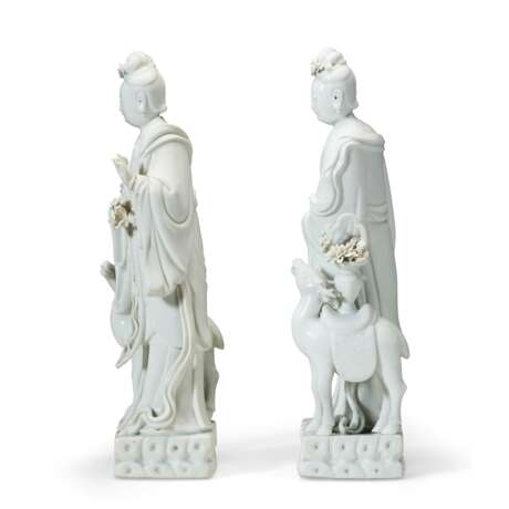 A PAIR OF LARGE CHINESE PORCELAIN BLANC-DE-CHINE MAIDENS - Foto 5