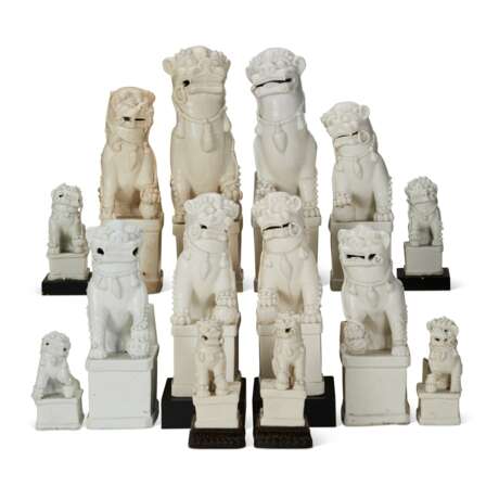 A COLLECTION OF CHINESE EXPORT PORCELAIN BLANC-DE-CHINE BUDDHIST LION JOSS STICK HOLDERS - фото 1
