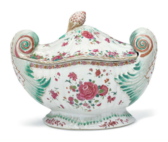 A CHINESE EXPORT PORCELAIN FAMILLE ROSE ROCOCO SOUP TUREEN AND COVER - фото 1