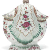 A CHINESE EXPORT PORCELAIN FAMILLE ROSE ROCOCO SOUP TUREEN AND COVER - Foto 2