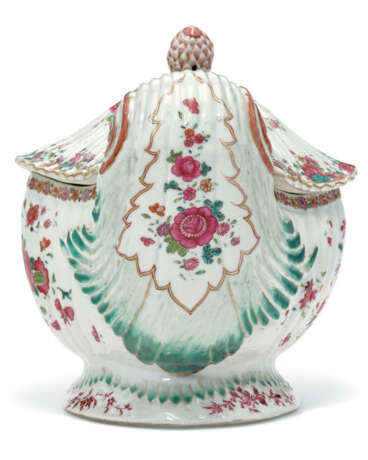 A CHINESE EXPORT PORCELAIN FAMILLE ROSE ROCOCO SOUP TUREEN AND COVER - Foto 2