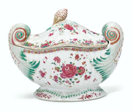 A CHINESE EXPORT PORCELAIN FAMILLE ROSE ROCOCO SOUP TUREEN AND COVER - Foto 3