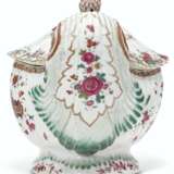 A CHINESE EXPORT PORCELAIN FAMILLE ROSE ROCOCO SOUP TUREEN AND COVER - фото 4