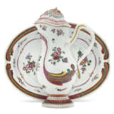 A CHINESE EXPORT PORCELAIN FAMILLE ROSE EWER, COVER AND BASIN - photo 1