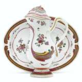 A CHINESE EXPORT PORCELAIN FAMILLE ROSE EWER, COVER AND BASIN - фото 2