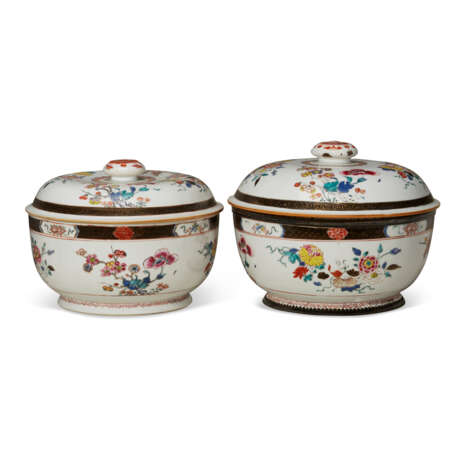 TWO CHINESE EXPORT PORCELAIN FAMILLE ROSE SOUP TUREENS AND COVERS - Foto 1