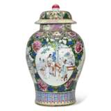 A LARGE CHINESE EXPORT PORCELAIN FAMILLE ROSE JAR AND A COVER - Foto 2