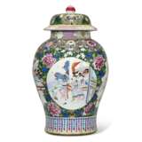 A LARGE CHINESE EXPORT PORCELAIN FAMILLE ROSE JAR AND A COVER - Foto 3