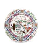 Блюдо. A LARGE CHINESE EXPORT PORCELAIN FAMILLE ROSE DISH