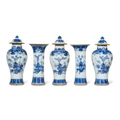 A CHINESE EXPORT PORCELAIN BLUE AND WHITE FIVE-PIECE GARNITURE