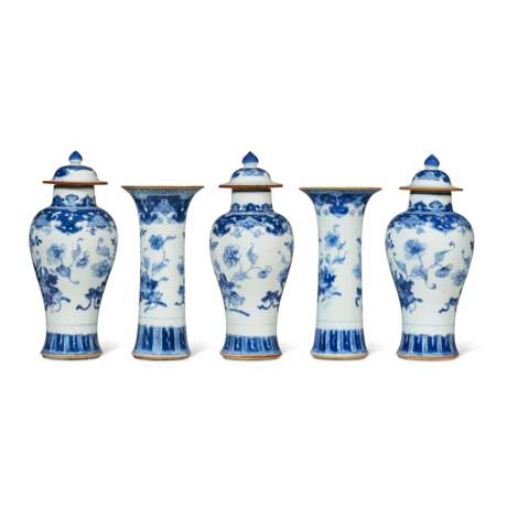 A CHINESE EXPORT PORCELAIN BLUE AND WHITE FIVE-PIECE GARNITURE - фото 2