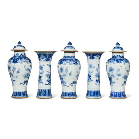 A CHINESE EXPORT PORCELAIN BLUE AND WHITE FIVE-PIECE GARNITURE - фото 4