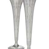 A PAIR OF AMERICAN SILVER LARGE TRUMPET VASES - фото 1