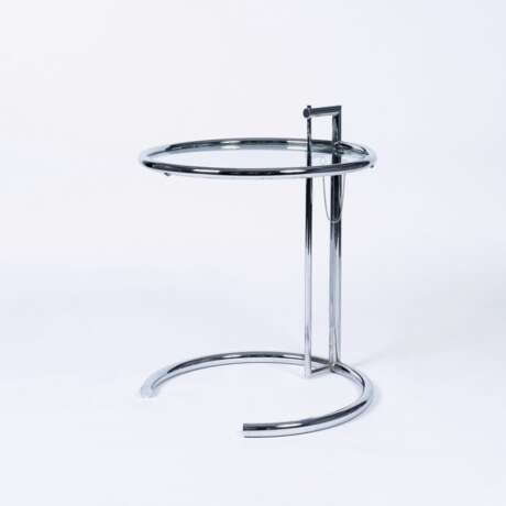 Eileen Gray (Enniscorthy 1878 - Paris 1976). Beistelltisch 'Adjustable Table E1027'. - photo 1