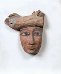 Fragment einer ägyptischen Sarkophag-Maske.