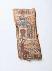 Fragment eines ägyptischen Sarkophagdeckels.