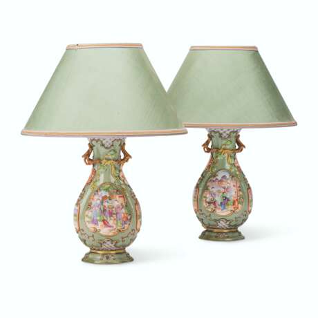 A PAIR OF CHINESE EXPORT MANDARIN PATTERN FAMILLE ROSE SHAPED VASES LATER MOUNTED AS LAMPS - photo 1