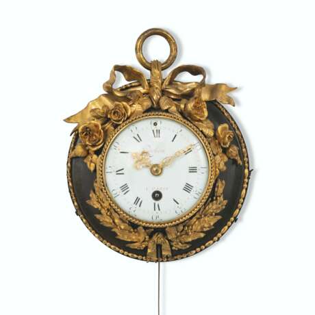 A LOUIS XVI ORMOLU-MOUNTED CIRCULAR CARTEL TIMEPIECE CLOCK - Foto 1