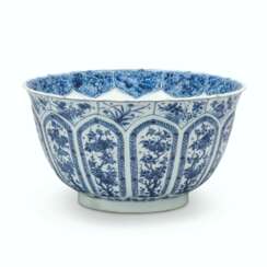 A LARGE CHINESE BLUE AND WHITE PORCELAIN FOLIATE-RIMMED PETAL-MOULDED PUNCH BOWL