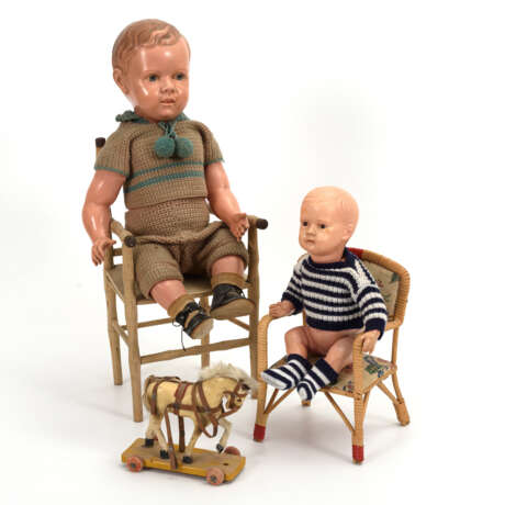 2 Celluloid-Puppen, 2 Stühle und 1 Holzpferdchen. Cellba und Schildkröt. - photo 1