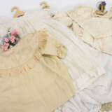 20 Teile alte Kinderkleidung, dazu Konvolut Textilblumen - Foto 1