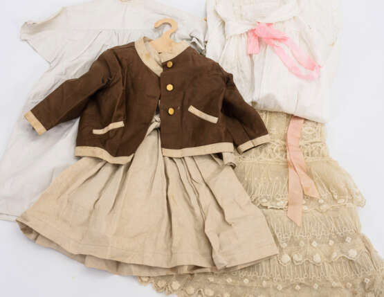 20 Teile alte Kinderkleidung, dazu Konvolut Textilblumen - photo 2