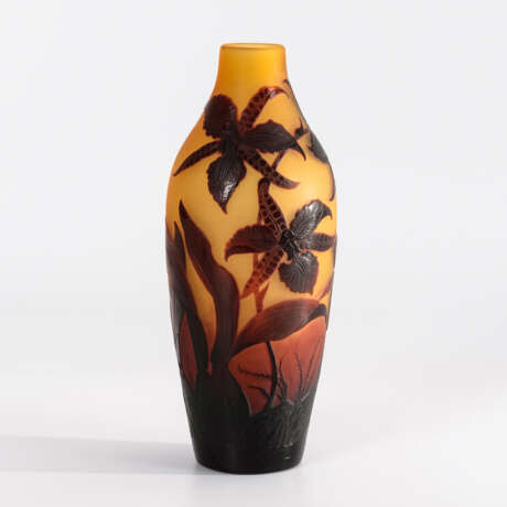 Vase mit Orchideendekor. Argental. - photo 1