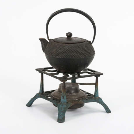 Altes Eisenguß-Teekännchen auf jüngerem Stövchen - Foto 1