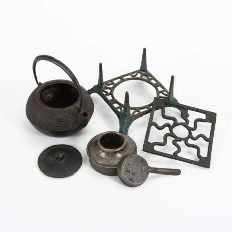 Altes Eisenguß-Teekännchen auf jüngerem Stövchen - photo 2
