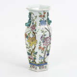 Sechspassige Vase mit Blumenmalerei - photo 1