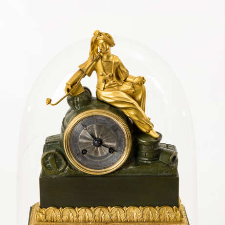 Kleine Bronze-Pendule mit Orientale und Glasdom - фото 2