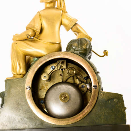 Kleine Bronze-Pendule mit Orientale und Glasdom - фото 4