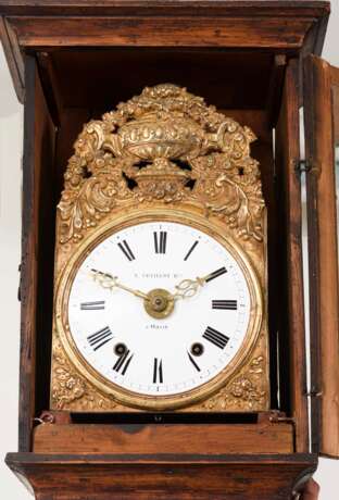 Comtoise-Uhr "T. Graillot H[orlo]ger à Wassy" in Weichholzstanduhr mit Biermalerei - Foto 2